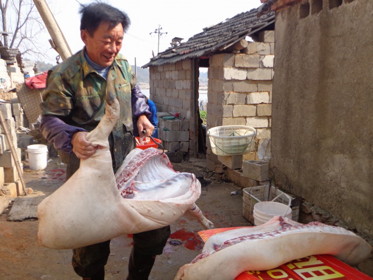 将猪肉放在案板上 10.JPG